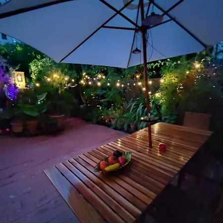 Jardin Secreto En El Centro De 2 Luxury tent Barcelona